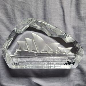 Sydney Opera House Crystal Paperweight/Sculpter (Nybro Sweden)